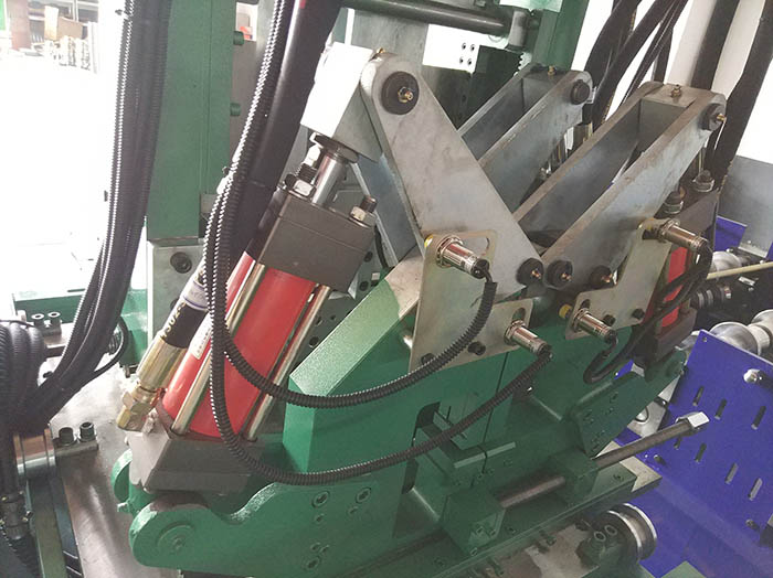  全自動C/Z型鋼一體機(jī)又叫C/Z互換壓型機(jī),C、Z互換檁條機(jī)，是將C型機(jī)和Z型機(jī)合二為一的壓瓦機(jī)設(shè)備，為用戶提供的可通過PLC電腦控制在短時(shí)間內(nèi)實(shí)現(xiàn)C/Z兩種型號各種規(guī)格檁條互換生產(chǎn)的高自動化檁條成型設(shè)備。正創(chuàng)品牌全自動C、Z互換檁條機(jī)生產(chǎn)過程完全自動控制，換規(guī)格時(shí)無須更換成型輥，徹底改變了使用C、Z兩種不同設(shè)備分別加工C、Z型兩種不同檁條的歷史，為用戶節(jié)省了大量的投資成本與場地空間。    C/Z互換檁條機(jī)產(chǎn)品亮點(diǎn)： 1、生產(chǎn)的C型檁條平直度好，具有良好的抗壓抗彎能力； 2、生產(chǎn)的Z型檁條可反向搭接安裝，連接點(diǎn)安裝強(qiáng)度加大； 3、全自動電控系統(tǒng)設(shè)有報(bào)錯裝置，確保生產(chǎn)線的安全穩(wěn)定； 4、驅(qū)動采用減速電機(jī)加變頻控制，速度控制，定長、定位準(zhǔn)確可靠； 5、可以輥壓CZ兩種不同型材，節(jié)約了用戶的購買成本和場地空間； 6、無須更換成型輥便可實(shí)現(xiàn)兩種型號型材的轉(zhuǎn)換，速度快、效率高。  正創(chuàng)C、Z互換檁條機(jī)由導(dǎo)向、矯平裝置、2臺液壓沖孔裝置、液壓切斷裝置、電控系統(tǒng)、液壓系統(tǒng)等組成。該設(shè)備通過三個(gè)減速機(jī)，經(jīng)鏈輪齒輪固定轉(zhuǎn)動固定軸，實(shí)現(xiàn)不同型號檁條的互換，可通過手工旋轉(zhuǎn)固定旋轉(zhuǎn)板來實(shí)現(xiàn)C/Z互換，檁條輸入的長度、縱向孔距、數(shù)量等參數(shù)，設(shè)備即可進(jìn)行自動沖孔、切斷、成型。全自動C/Z型檁條機(jī)具有運(yùn)行穩(wěn)定可靠，沖壓孔精密度高，產(chǎn)量高，為廣大用戶帶來使用的便捷。  選型建議： 正創(chuàng)全自動C/Z型鋼一體機(jī)整機(jī)外形美觀、生產(chǎn)效率高，生產(chǎn)速度達(dá)到20m/min，其他常規(guī)參數(shù)有：成型輥道數(shù)為12道、機(jī)組*大切斷寬度300mm、*大剪切厚度3mm，如有特殊需求，建議您隨時(shí)撥打正創(chuàng)服務(wù)熱線：138-6180-1880，公司專業(yè)技術(shù)人員將會根據(jù)您的要求提供給您*為滿意的答復(fù)。  全自動C Z型鋼參數(shù)：